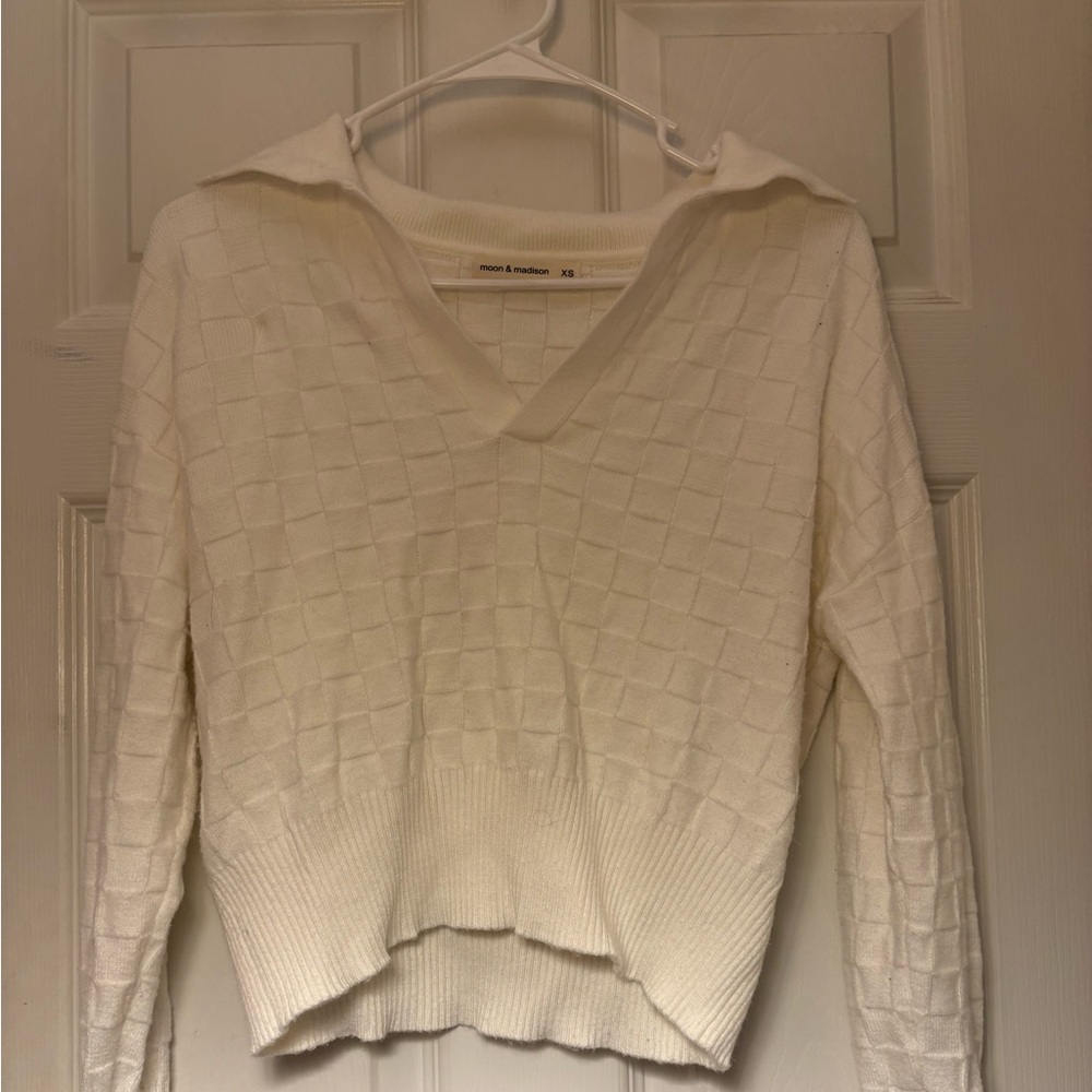 Moon & Madison White Long Sleeve V-Neck Top. XTRA SMALL.